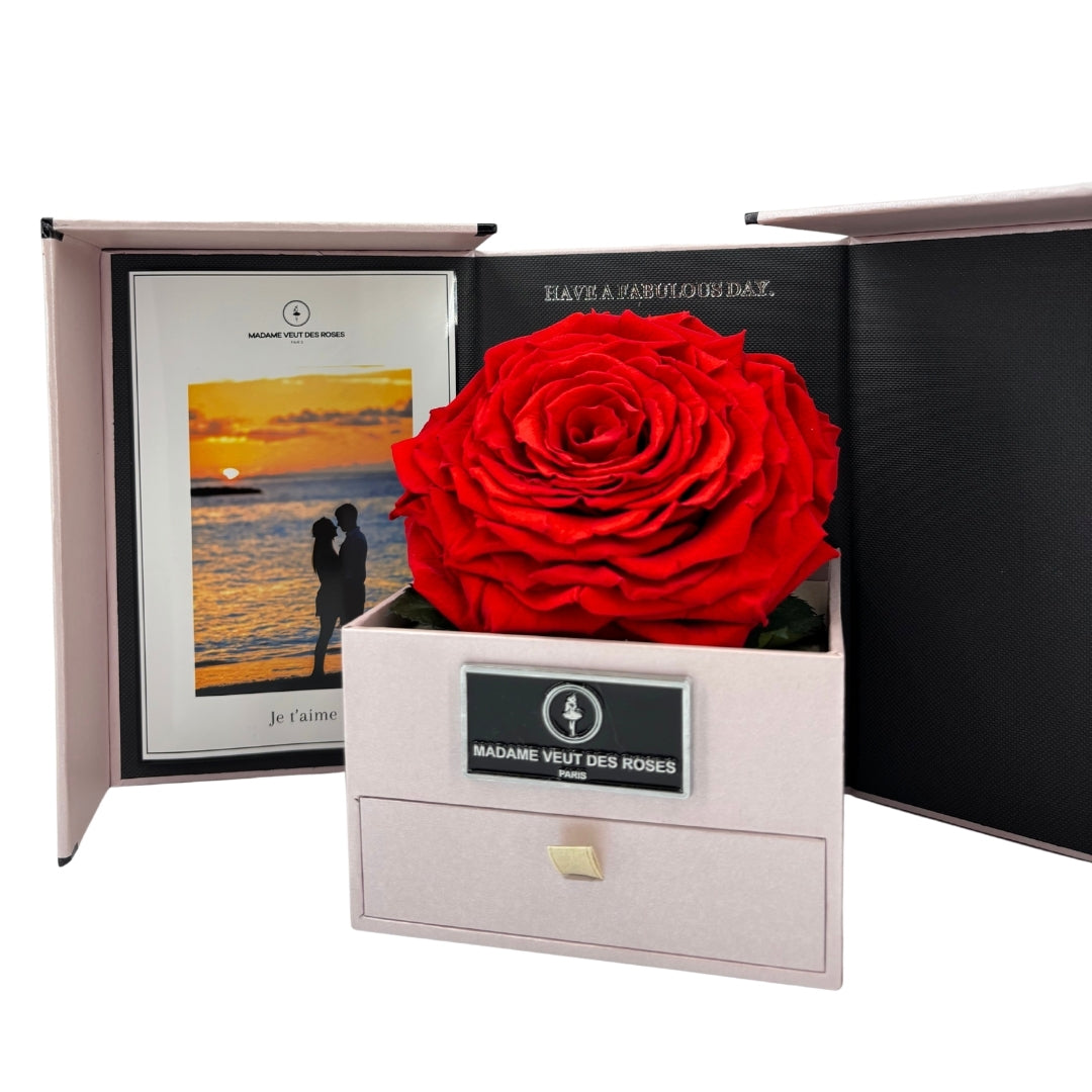 Boîte carrée rose éternelle jumbo avec chocolats Ø17cm