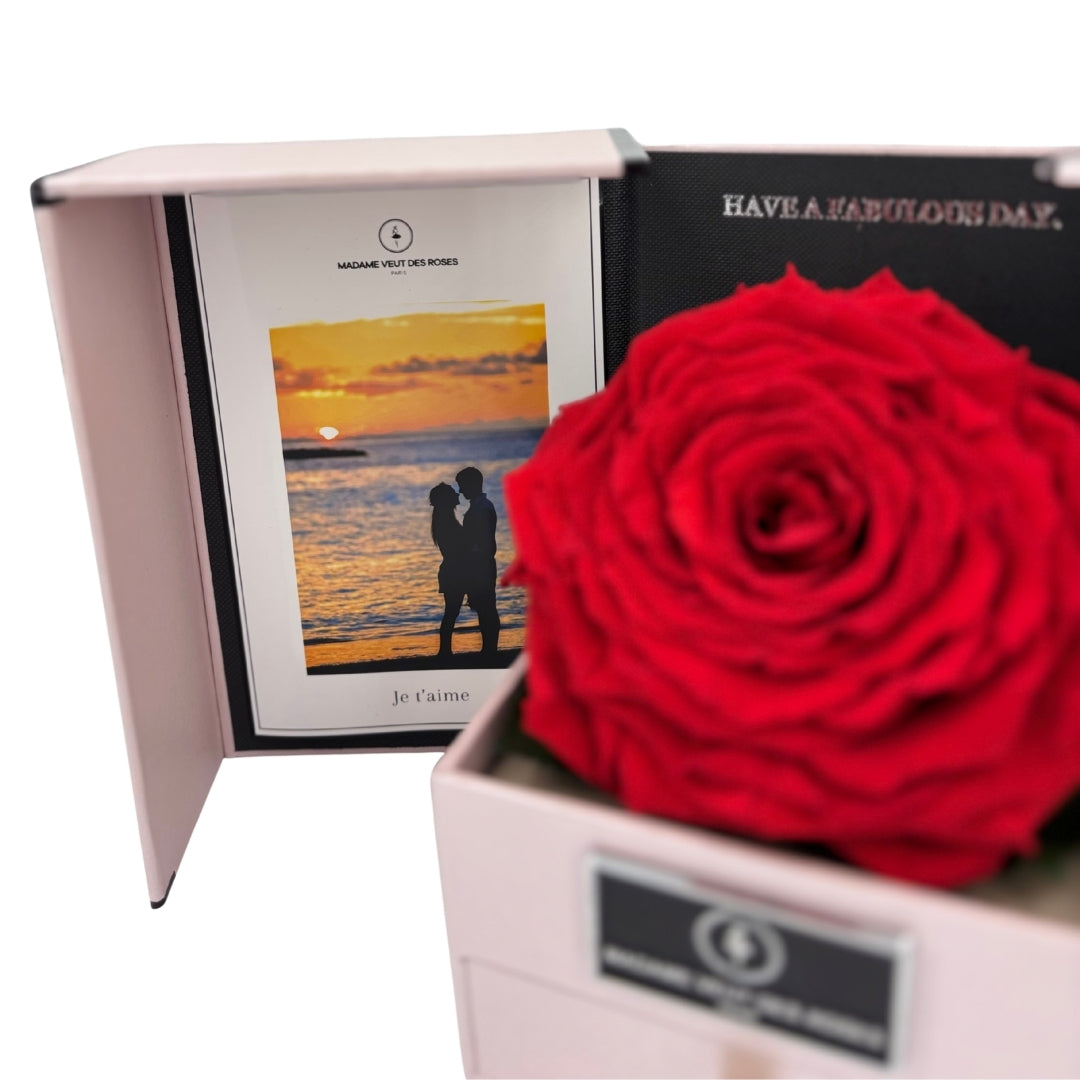 Boîte carrée rose éternelle jumbo avec chocolats Ø17cm