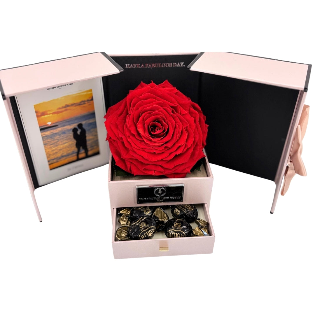 Boîte carrée rose éternelle jumbo avec chocolats Ø17cm