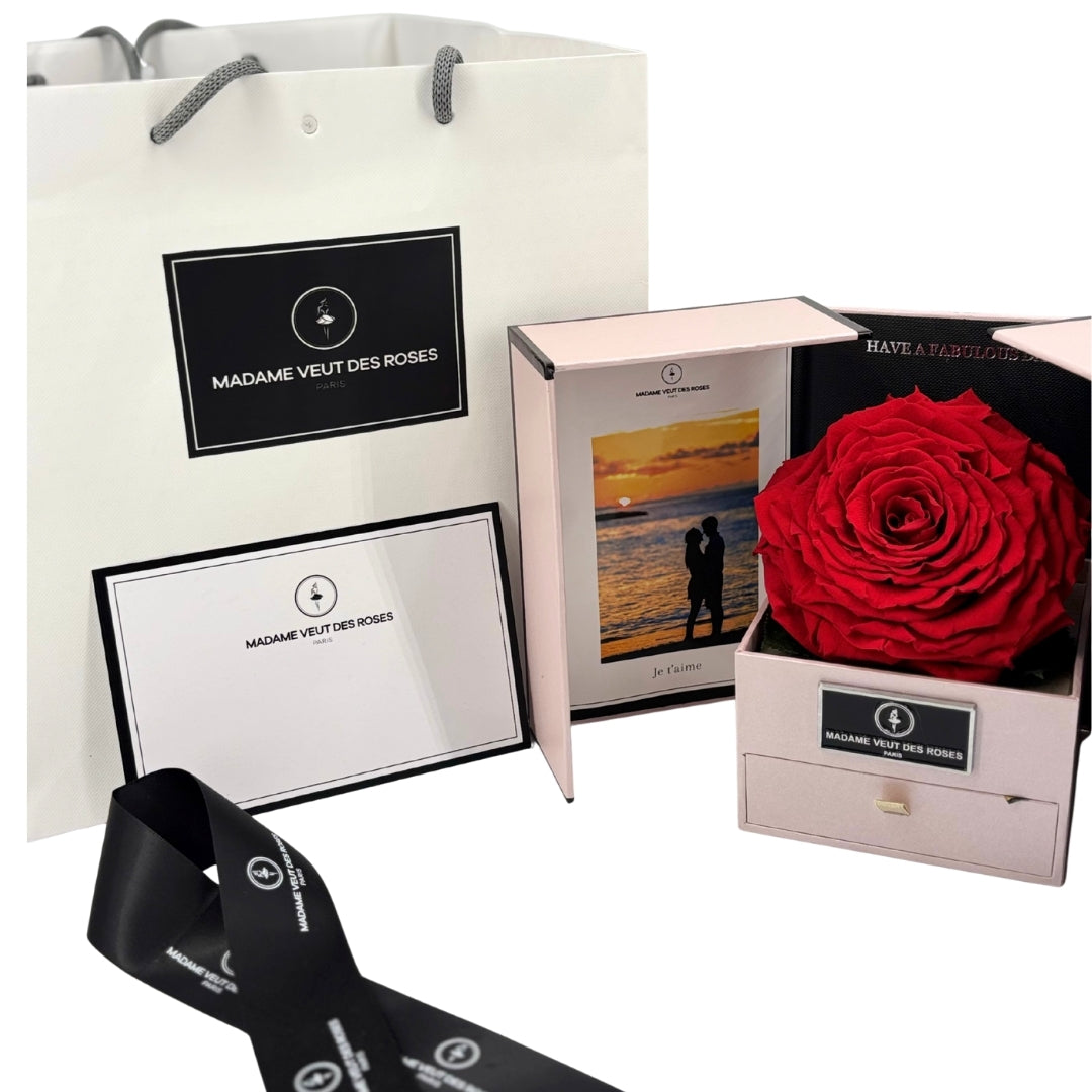 Boîte carrée rose éternelle jumbo avec chocolats Ø17cm