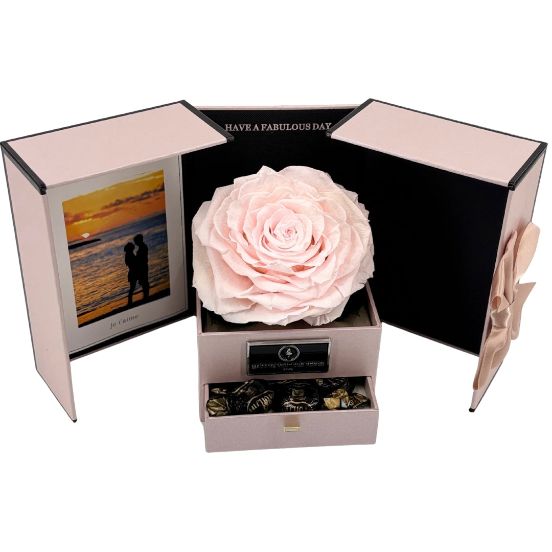 Boîte carrée rose éternelle jumbo avec chocolats Ø17cm